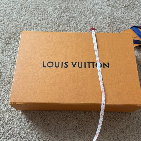 Louis Vuitton Orange Gift Box with Cream Pouch - Picture 9 of 15